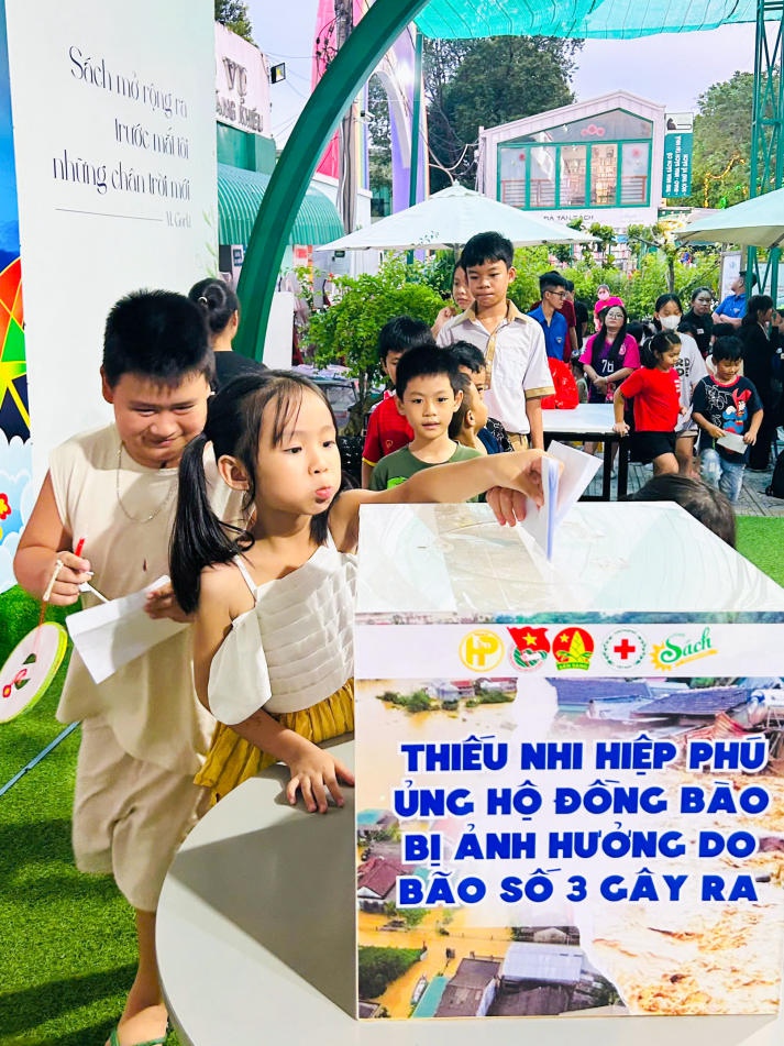 ​Sinh viên Khoa Luật HUTECH mang niềm vui Tết trung thu đến các em thiếu nhi 87