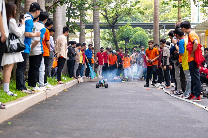 [Video] Hơn 100 đội thi tranh tài tại "đường đua tốc độ" Racing HUTECH lần VII 101