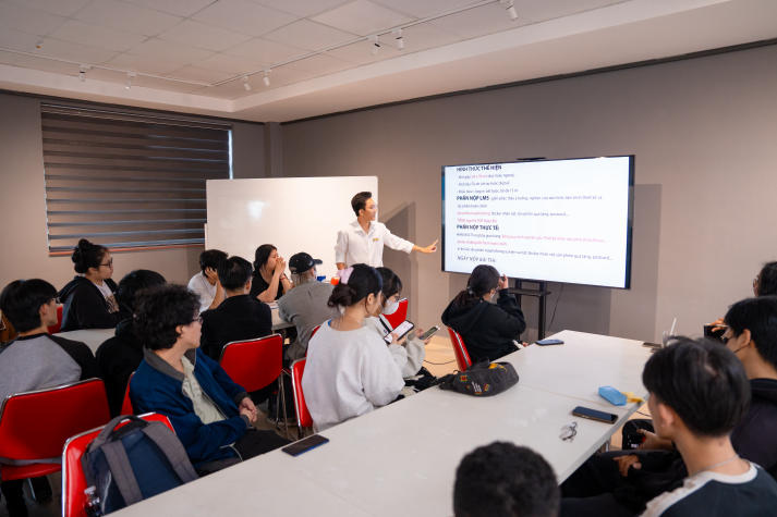 [Video] Ngày đầu năm học 2025-2026 tại HUTECH: Hào hứng, rộn ràng và đầy kỳ vọng 78