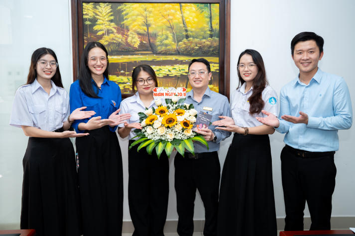 [Ảnh] Khoảnh khắc đẹp tại cuộc thi cắm hoa 20/11: Sinh viên HUTECH gửi trọn yêu thương đến các nhà giáo 129