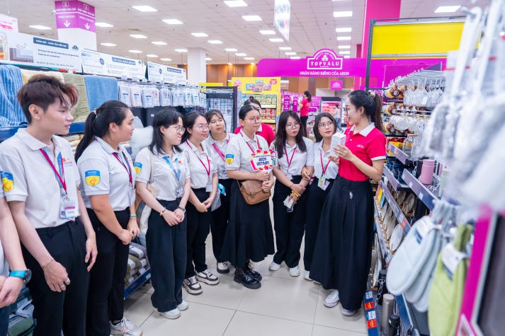 Khám phá chiến lược bán lẻ tại AEON Mall Celadon Tân Phú, sinh viên VJIT mở rộng hiểu biết về nghề nghiệp thực tế 53