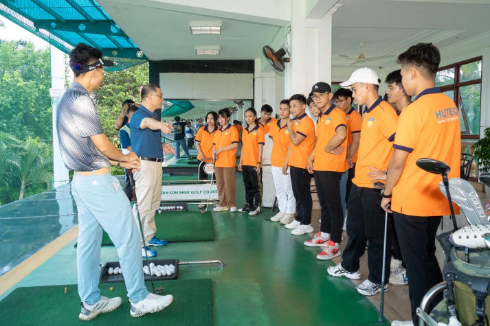 [Video] Tham quan sân Golf Tân Sơn Nhất, sinh viên HUTECH trải nghiệm đánh Golf, học kỹ năng quản lý 31