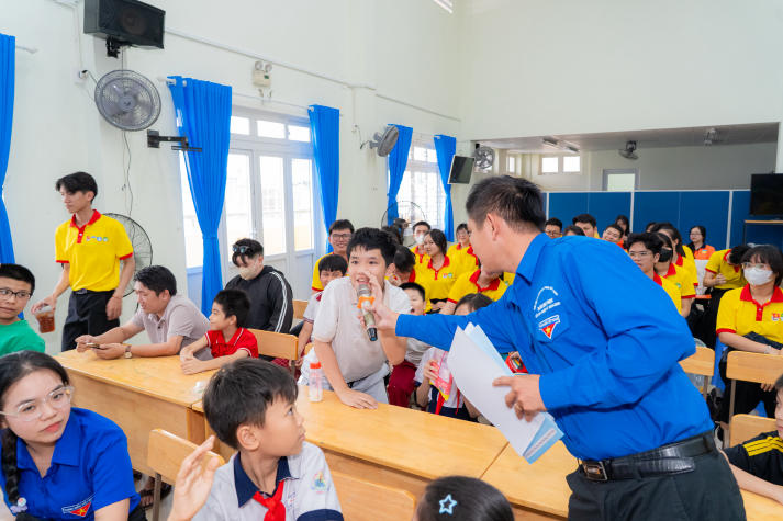 Khi mùa xuân được sẻ chia: Tuổi trẻ Khoa Tài chính - Thương mại mang Tết đến với thiếu nhi khó khăn 45