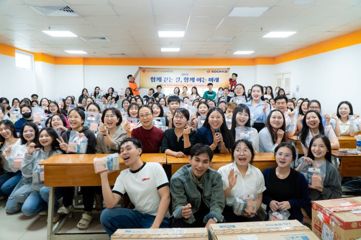 Đồng hành cùng ước mơ: KOCHAM trao quà khích lệ tinh thần sinh viên Khoa Hàn Quốc học 25