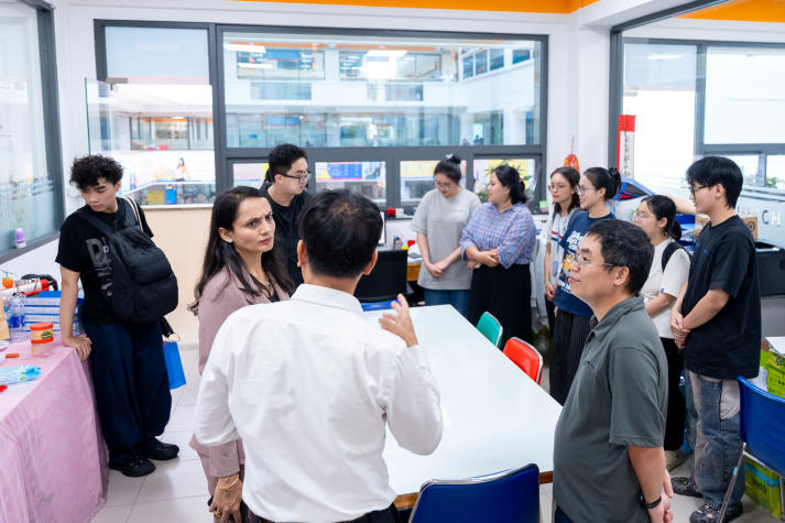 Sinh viên Khoa Dược tiếp cận kỹ thuật phân tích HPLC cùng Viện trưởng Viện Dược Đại học Sigma (Ấn Độ) 64