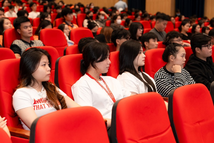 Sinh viên Khoa Marketing - Kinh doanh quốc tế “giải mã” thuật toán tuyển dụng và xây dựng thương hiệu cá nhân cùng chuyên gia 78