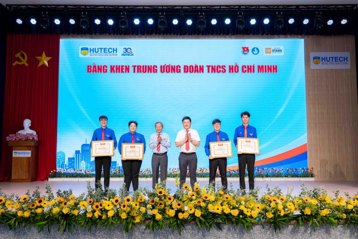 HUTECH vinh danh những "ngôi sao" trong công tác Đoàn - Hội và phong trào thanh niên năm học 2023-2024 43