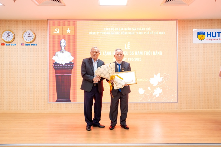 HUTECH trao tặng Huy hiệu 55 năm tuổi Đảng cho TS. Hồ Ngọc Bá 54