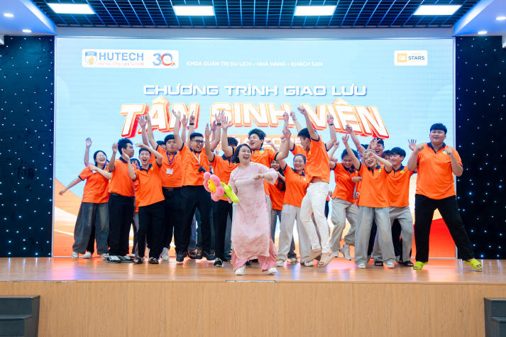 [Ảnh] Chương trình giao lưu “siêu nhiệt” của sinh viên Khoa Quản trị Du lịch - Nhà hàng - Khách sạn 54