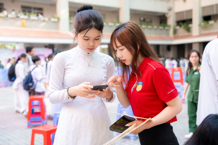[Video] Khởi động hành trình HUTECH Scholarship Tour 2026 tại THPT Nguyễn Hữu Thọ (TP.HCM), tiếp sức sĩ tử trước kỳ thi THPT 72