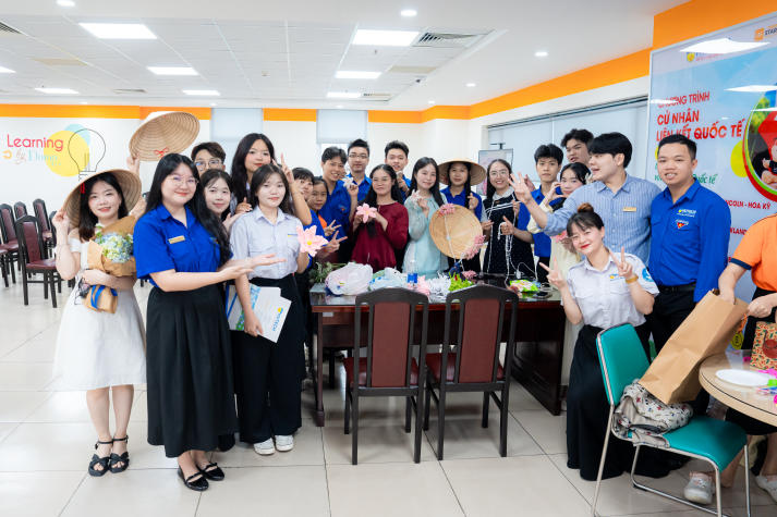 Lan tỏa tinh thần “Sắc Việt” trong Ngày hội trang trí nón lá của sinh viên Khoa Tài chính - Thương mại 25