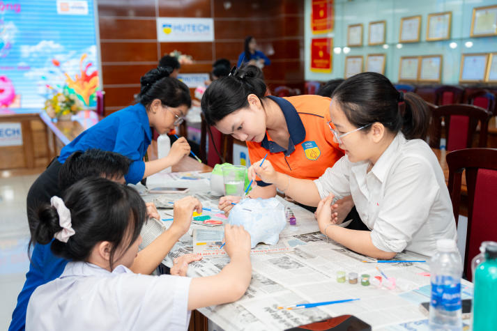 Khoa Quản trị Du lịch - Nhà hàng - Khách sạn khởi động công trình nuôi heo đất “Chạm yêu thương”, lan tỏa tinh thần sẻ chia 58