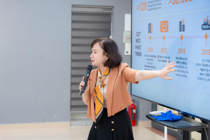 [Video] Sinh viên HUTECH tìm hiểu kiến thức ngành công nghệ tài chính cùng chuyên gia Hanwha Life 81