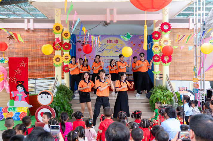 Một mùa Trăng trọn vẹn: Sinh viên Khoa Tài chính - Thương mại HUTECH đem niềm vui đến trẻ em Vĩnh Long 112