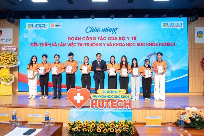 Thứ trưởng Bộ Y tế Đỗ Xuân Tuyên cắt băng khánh thành Trường Y và Khoa học Sức khỏe HUTECH 36