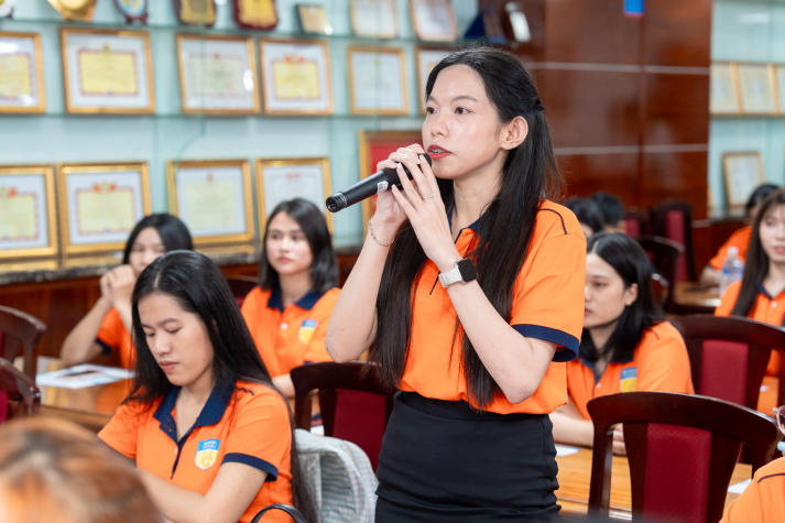 [Video] Tổng Lãnh sự quán Trung Quốc trao học bổng, tiếp thêm động lực cho sinh viên Khoa Trung Quốc học 74