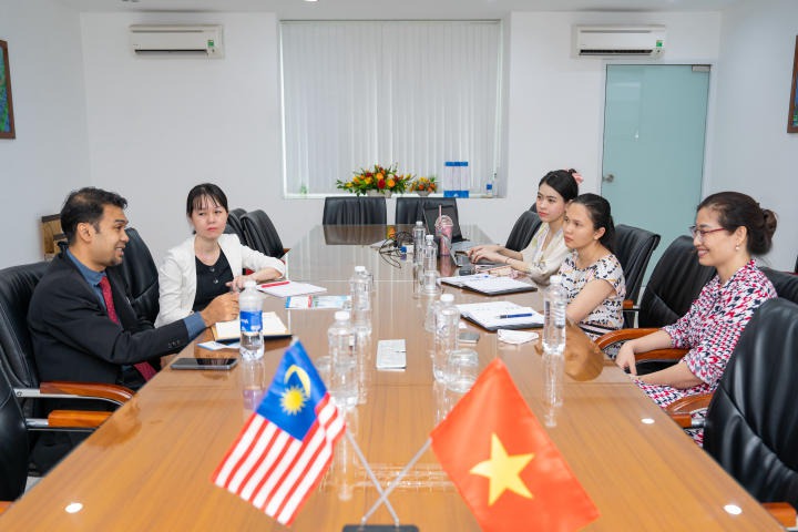 HUTECH welcomed and worked with the Education Office of the Consulate General of Malaysia in Ho Chi Minh City 52
