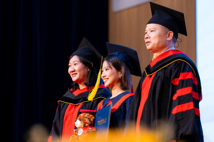 Tự hào khoác áo cử nhân, sinh viên HUTECH viết tiếp hành trình tương lai 95