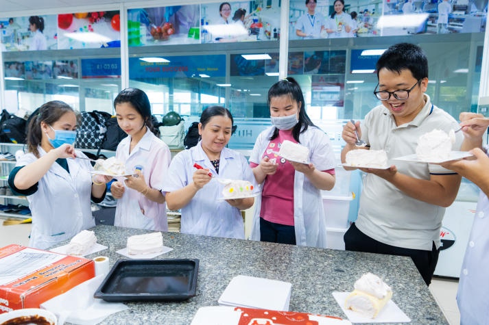 Sinh viên Viện Khoa học Ứng dụng HUTECH tự tay làm bánh đón Giáng sinh 27