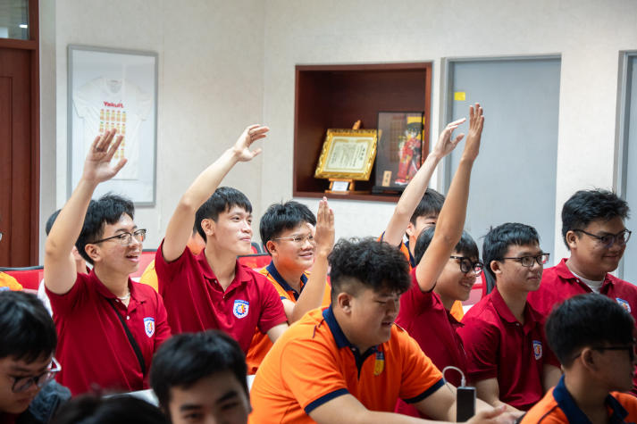 Sinh viên Viện Kỹ thuật tìm hiểu quy trình tự động hóa tại Nhà máy Yakult Việt Nam 104