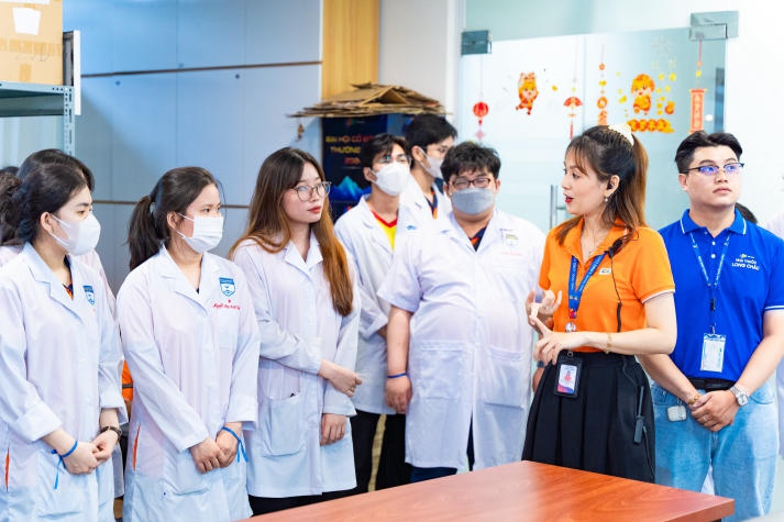 Sinh viên Khoa Dược HUTECH tìm hiểu nghề tại FPT Long Châu 94