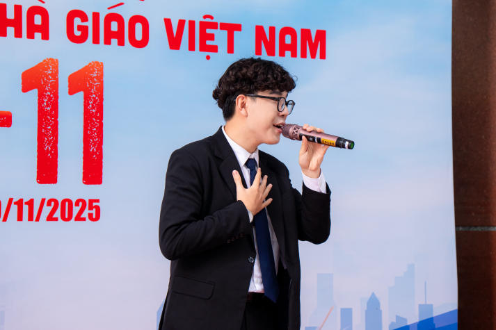 Thanh âm biết ơn: Sân trường HUTECH rộn ràng sắc màu 20/11 15