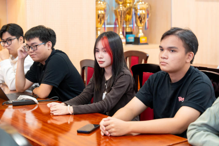 [Video] Bản lĩnh công nghệ của sinh viên HUTECH tỏa sáng tại Chung kết Website & AI Innovation Contest 2026 22