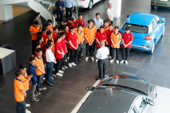[Video] Giờ học giá trị của sinh viên ngành Công nghệ kỹ thuật ô tô, Công nghệ ô tô điện HUTECH tại showroom Audi lớn nhất Việt Nam 105
