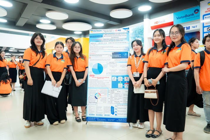 Khi ý tưởng chạm thực tiễn: Sinh viên Khoa Tài chính - Thương mại tỏa sáng tại Trưng bày poster Dự án doanh nghiệp 41