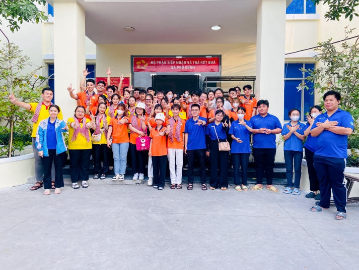 Sinh viên Khoa Luật HUTECH mang yêu thương, sức trẻ giúp đỡ các hoàn cảnh khó khăn tại huyện Nhà Bè 15