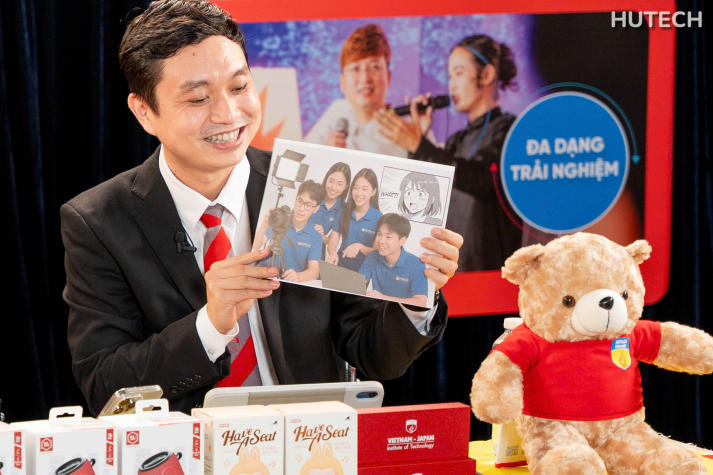 Nhiều thí sinh quan tâm đến Chương trình Việt - Nhật tại HUTECH TIKTOK LIVE 2025 - ngày 11/6 35