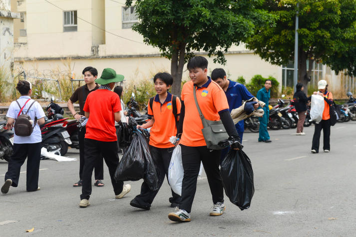 Students of the Faculty of Chinese Studies promote green living at Earth Day Vietnam 2026 24