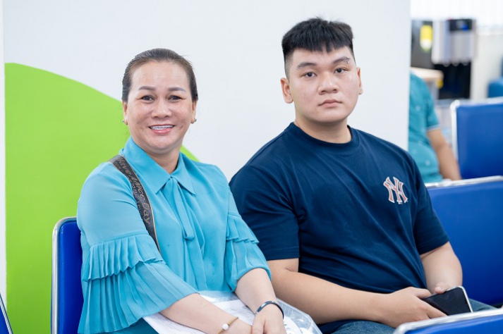 Đại gia đình 11 người “hộ tống” tân sinh viên đến HUTECH nhập học 78