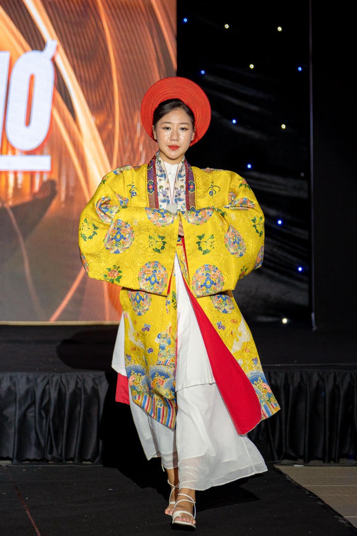 Sinh viên khoa Du lịch - Nhà hàng - Khách sạn tổ chức đêm diễn thời trang “Lụa Fashion  Show, Ngàn năm Lụa Việt” 109