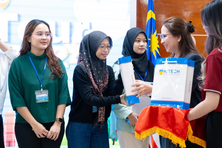 Khai mạc "Vietnam Study Tour Program 2024", sinh viên HUTECH có cơ hội giao lưu quốc tế cùng giảng viên và sinh viên UNIMAS 148