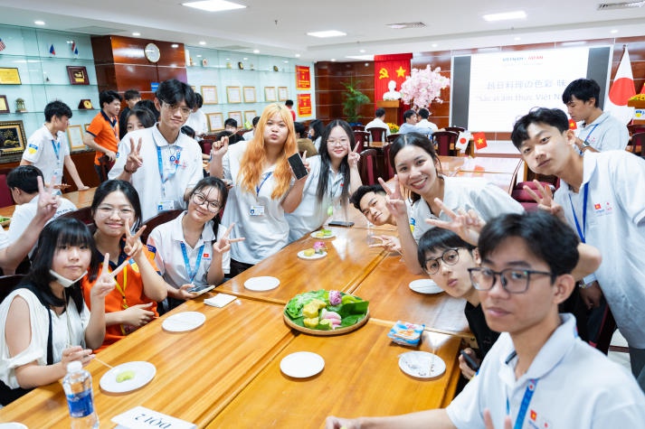 VJIT and Komaba Gakuen High School students engage in culinary exchange 51