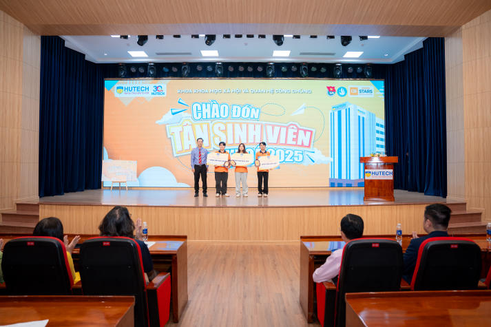 Khoa Khoa học Xã hội và Quan hệ Công chúng thắp lửa đam mê, chào đón thế hệ tân sinh viên năng động và sáng tạo 46