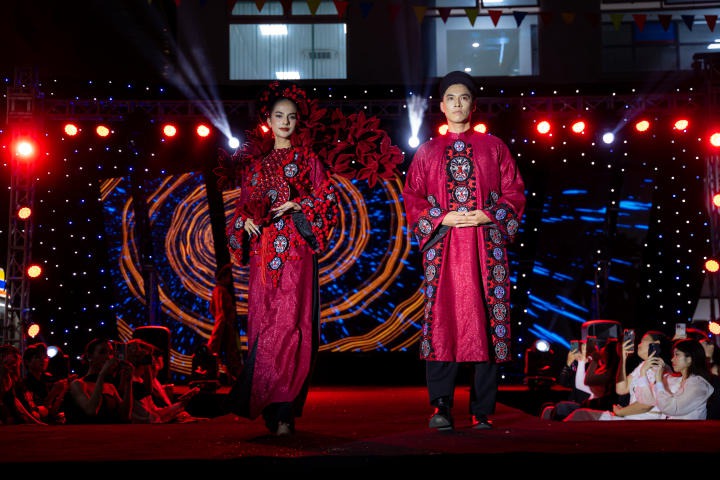 Sinh viên Quản trị sự kiện HUTECH mang sắc phục Việt lên sân khấu Fashion Show đầu tay 148