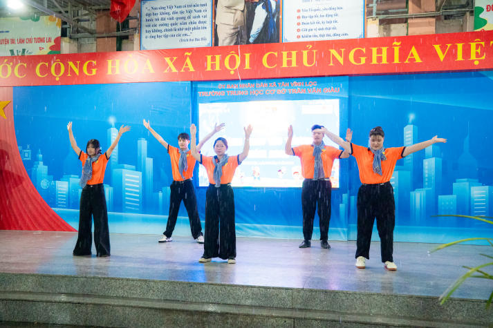 “Trăng trao yêu thương” của Khoa QTDL-NH-KS gửi 200 phần quà, thắp sáng niềm vui tuổi thơ 13