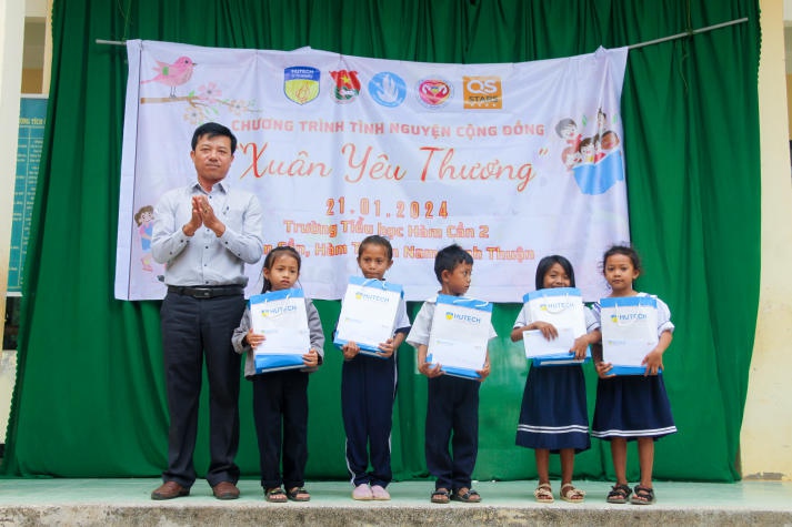 CLB Tình nguyện cộng đồng (CVC) HUTECH mang “Xuân yêu thương” đến các em học sinh tỉnh Bình Thuận 44