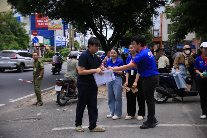 220 tình nguyện viên HUTECH sẵn sàng tiếp sức sĩ tử tại 5 điểm thi tốt nghiệp THPT 2026 50