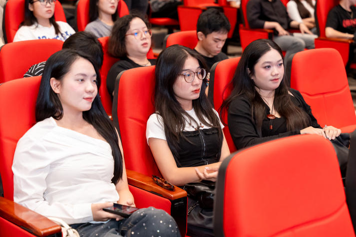 [Video] Khi sinh viên PR HUTECH kể chuyện “đời” bằng lăng kính phim phóng sự 35