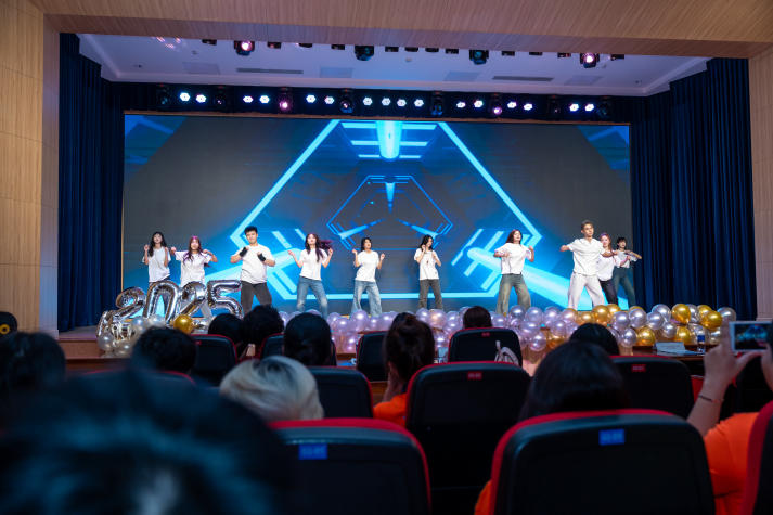 Sôi động, đa sắc màu: Tân sinh viên Khoa Trung Quốc học “cháy” hết mình tại Đêm nhạc hội chào năm học mới 44