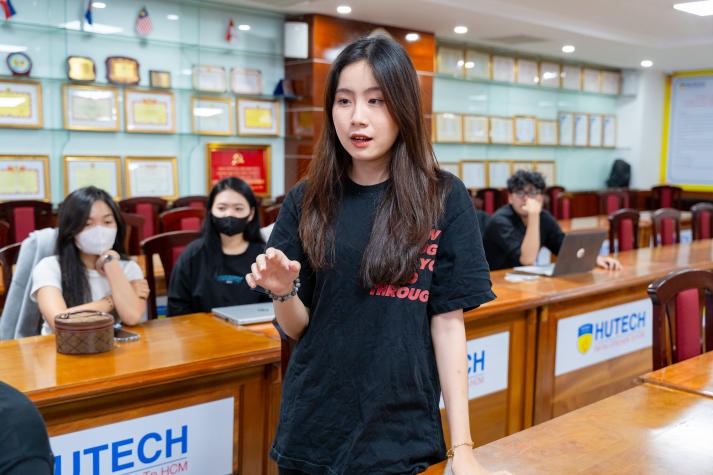 Sinh viên ngành Quan hệ công chúng HUTECH khám phá những bí mật về nghề biên tập viên 71