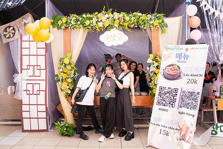 Sinh viên rủ nhau “vi vu” xứ sở kim chi ngay tại HUTECH trong Lễ hội Văn hóa Hàn Quốc 2023 74