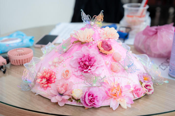 Lan tỏa tinh thần “Sắc Việt” trong Ngày hội trang trí nón lá của sinh viên Khoa Tài chính - Thương mại 71