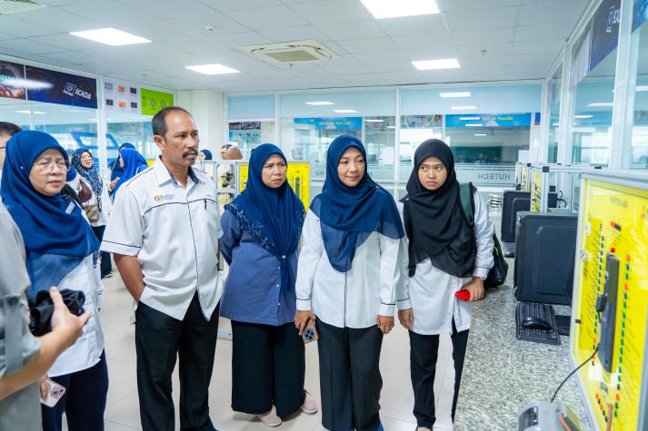 Ampangan Vocational College visits HUTECH and tours facilities at Saigon Hitech Park Campus 77