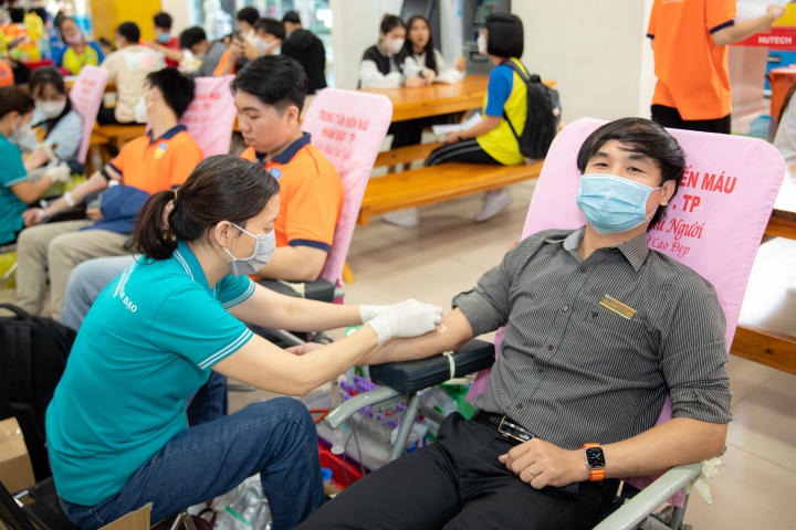 Á khôi Trần Đình Thạch Thảo hiến máu tình nguyện hưởng ứng Tháng Thanh niên tại HUTECH 72