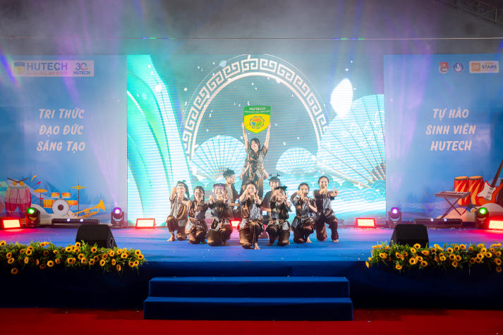 Đêm giao lưu văn nghệ HUTECH: Rực rỡ sắc màu truyền thống, thăng hoa giai điệu tuổi trẻ 66