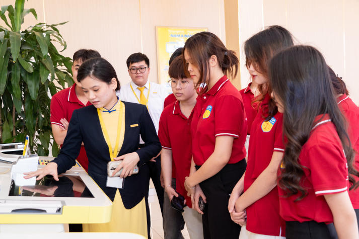 Trải nghiệm thực tế tại Nam A Bank, sinh viên Khoa Luật mở rộng góc nhìn về ngân hàng số 97